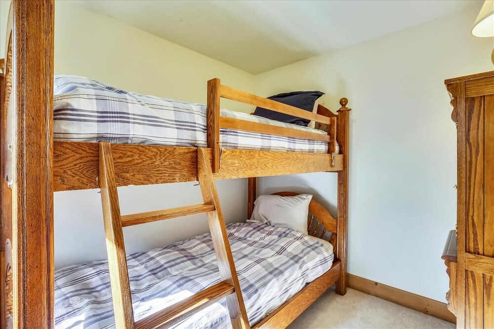 Rocky Ridge #113: 4  BR, 2.5  BA Condominium in Tahoe City, Sleeps 10