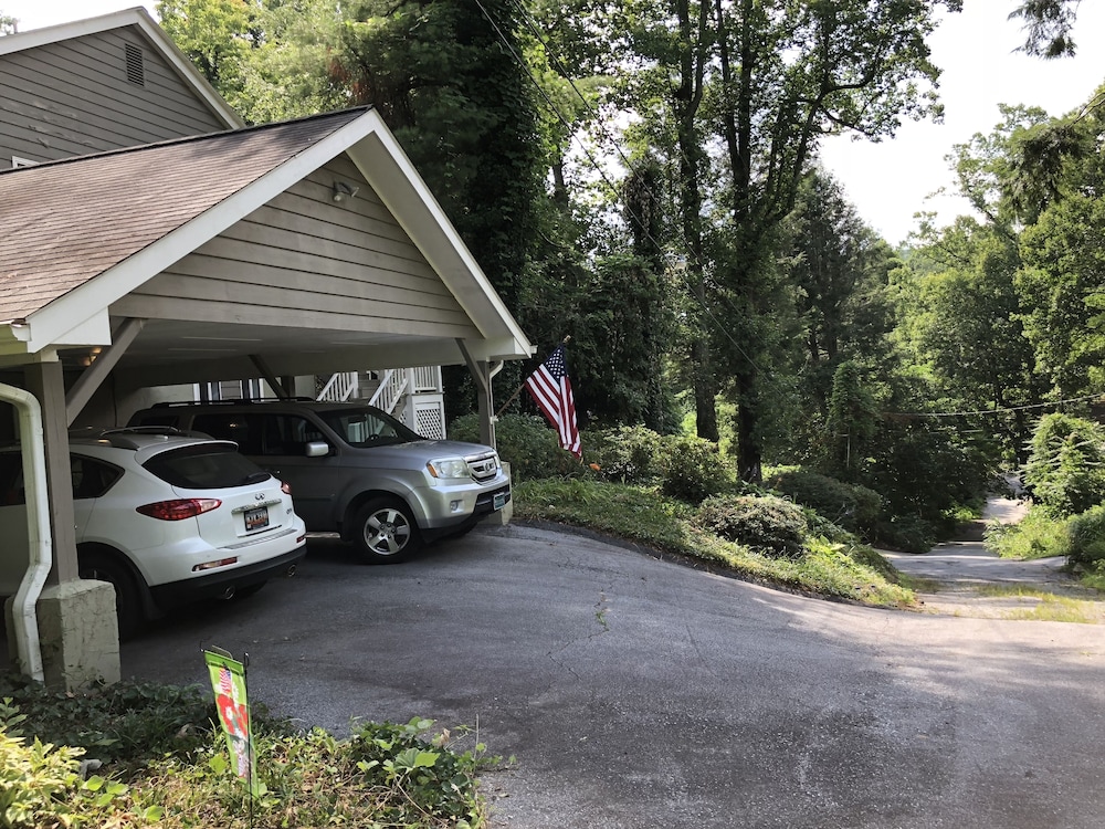 ❤️*Downtown Saluda*❤️PETS *Large OpenConcept HOME & LOTS of PARKING-16 mins 2 TIEC