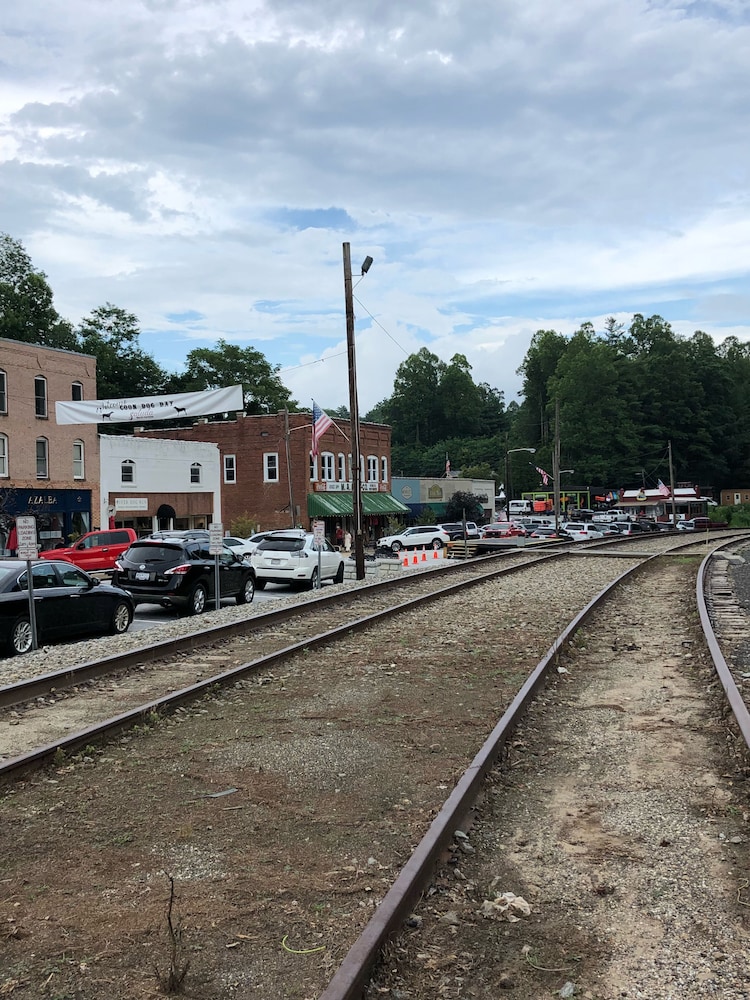 ❤️*Downtown Saluda*❤️PETS *Large OpenConcept HOME & LOTS of PARKING-16 mins 2 TIEC