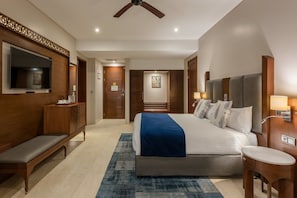 Executive Double Room, 1 King Bed, Sea View | Minibar, in-room safe, desk, soundproofing