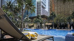 Kolam renang outdoor, dengan payung kolam renang dan kursi berjemur