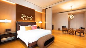 Minibar gratis, brankas, meja kerja, dan setrika/meja setrika