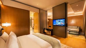 Minibar gratis, brankas, meja kerja, dan setrika/meja setrika