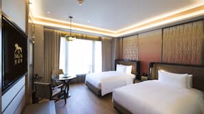 Minibar gratis, brankas, meja kerja, dan setrika/meja setrika