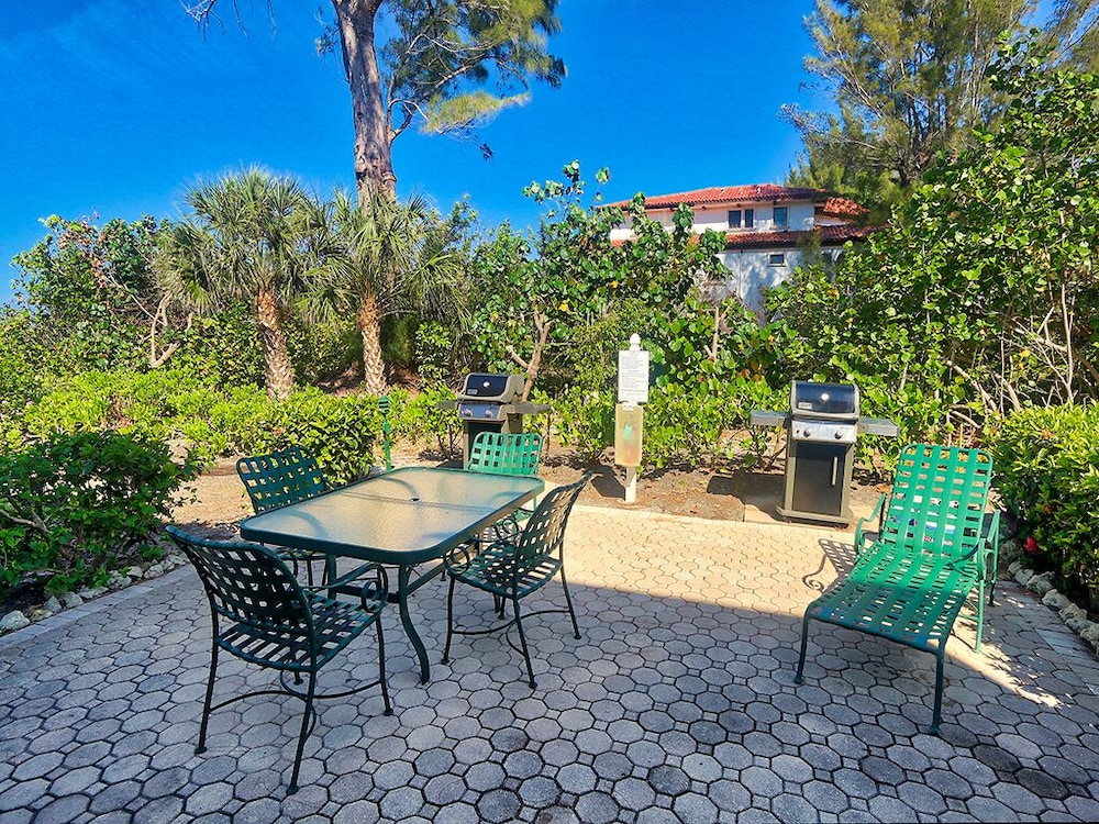 Cabana Beach Club #2: 2 BR / 2 BA Resort on Longboat Key by RVA, Sleeps 6