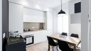 Full-size fridge, microwave, oven, stovetop