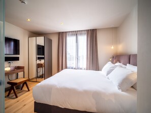 Exclusive Room | Hypo-allergenic bedding, memory foam beds, in-room safe