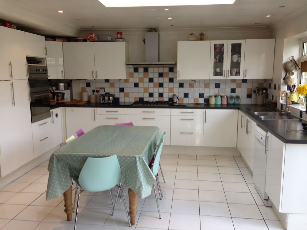 Spacious 5 Bed Family House Large Garden Walk To Train