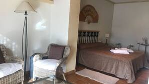 Minibar, cortinas opacas, tabla de planchar con plancha