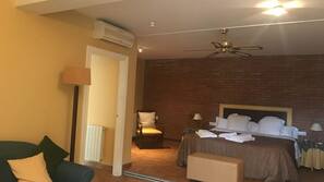 Minibar, cortinas opacas, tabla de planchar con plancha