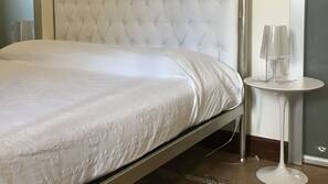 Biancheria da letto di alta qualità, una scrivania, Wi-Fi gratuito