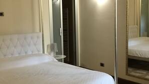 Biancheria da letto di alta qualità, una scrivania, Wi-Fi gratuito