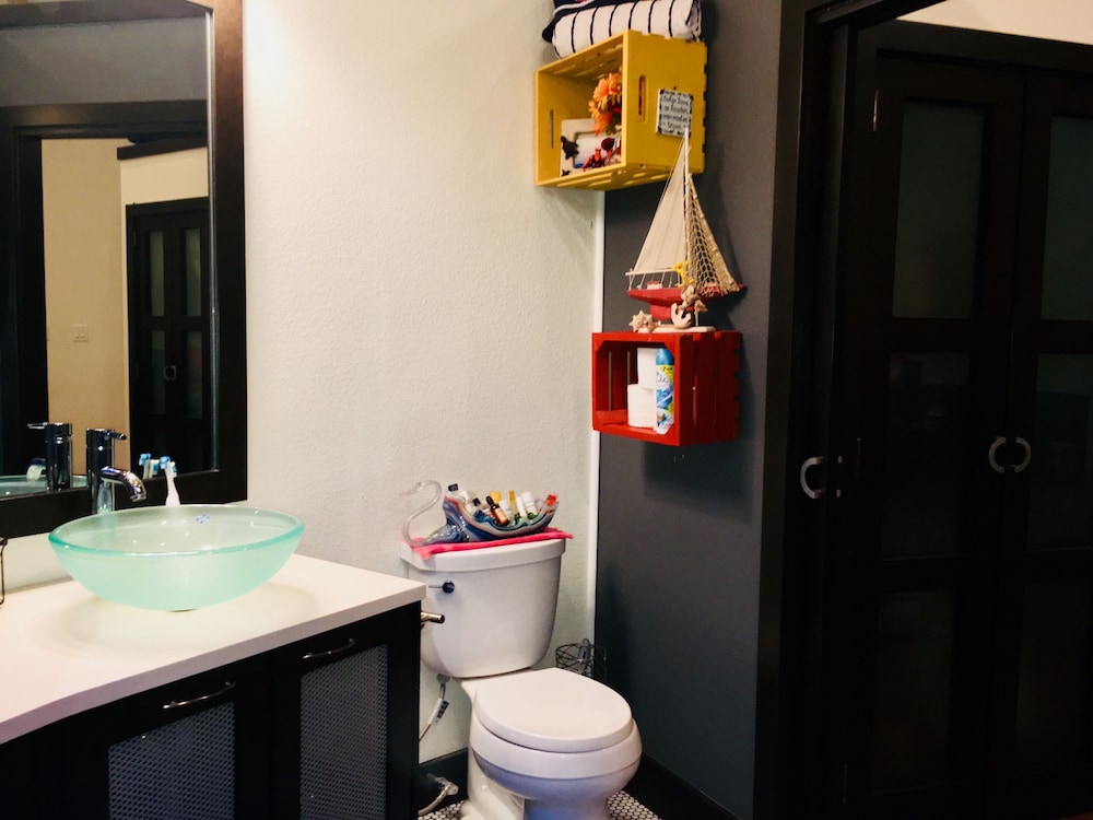 Couples getaway in small town, Waxahachie, Texas. 10 acres of fields