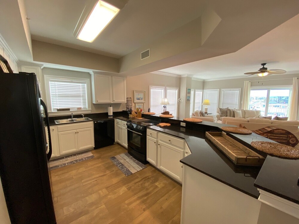 Premier condo located in Paradise Shores! Spectacular views of the gulf!