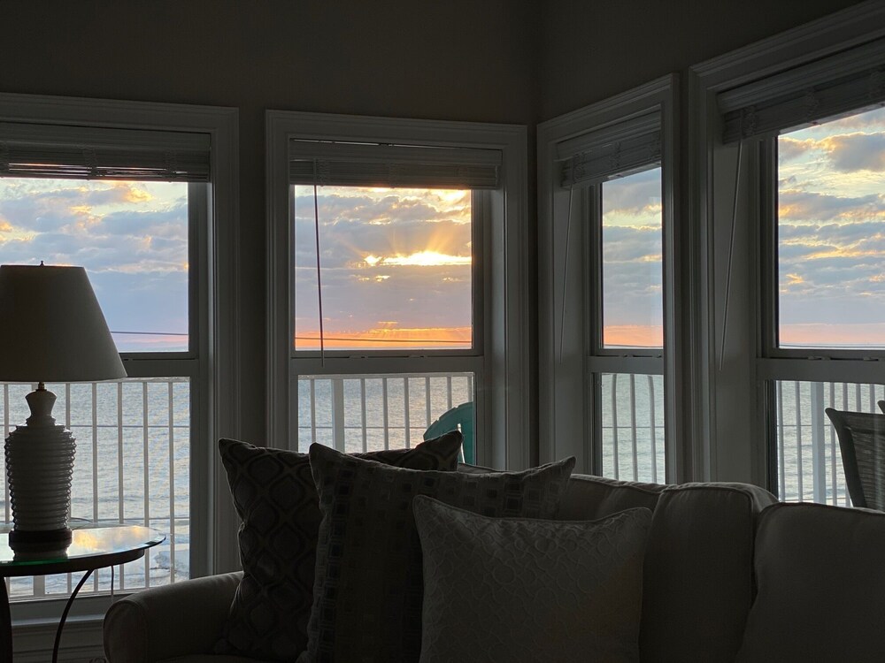 Premier condo located in Paradise Shores! Spectacular views of the gulf!