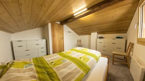 3 bedrooms, desk, free cribs/infant beds