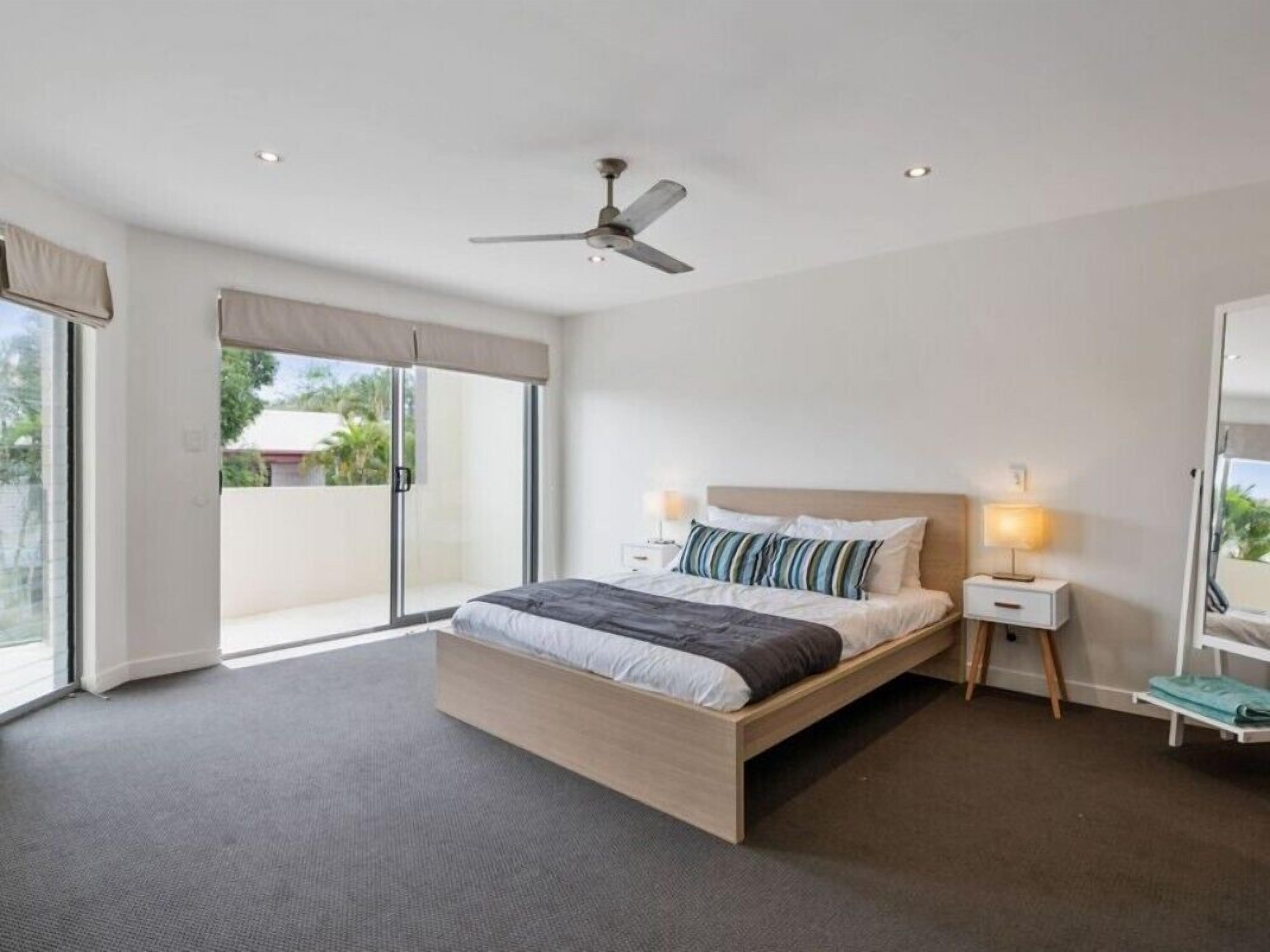 Luxury Townhouse 250m to the Beach