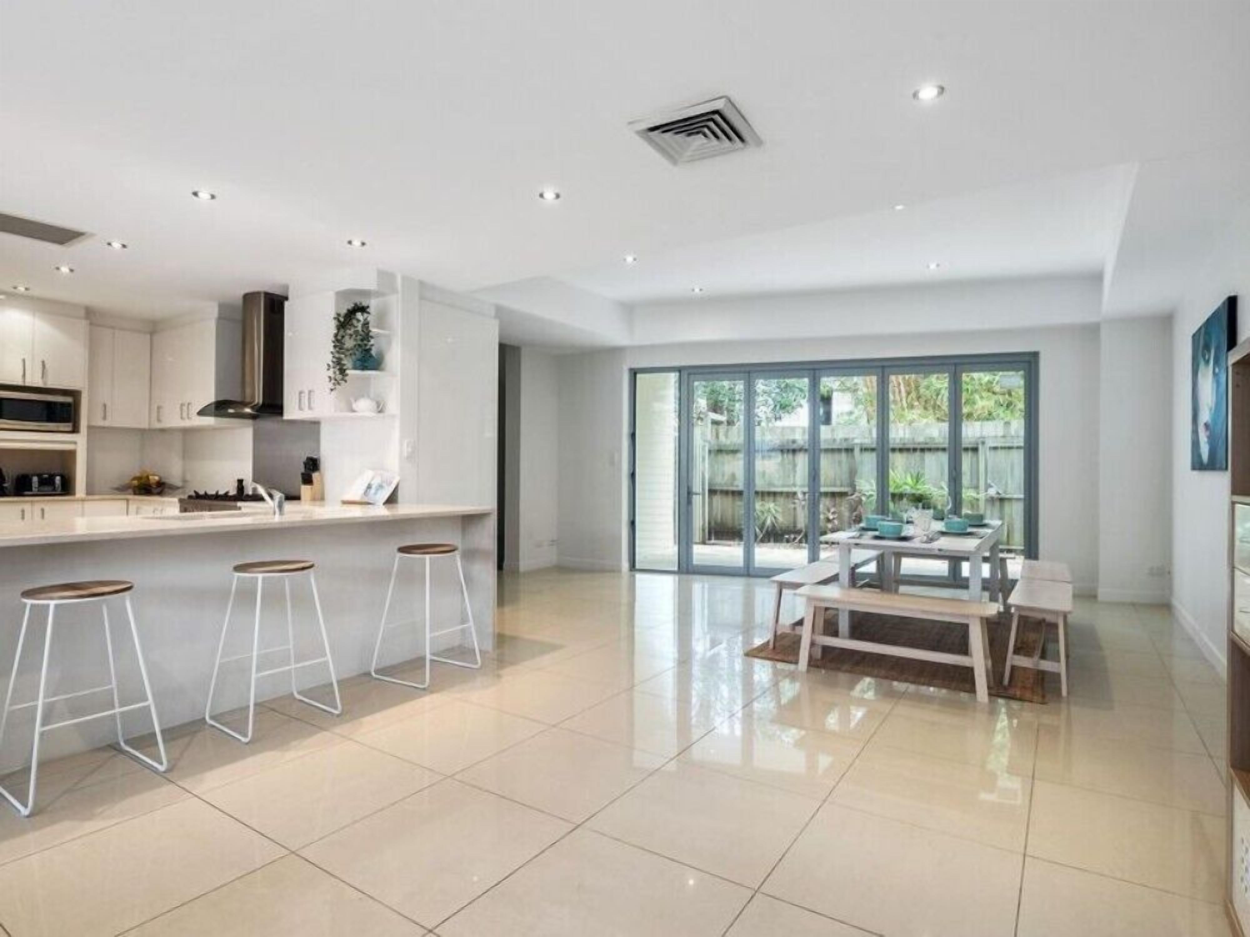 Luxury Townhouse 250m to the Beach