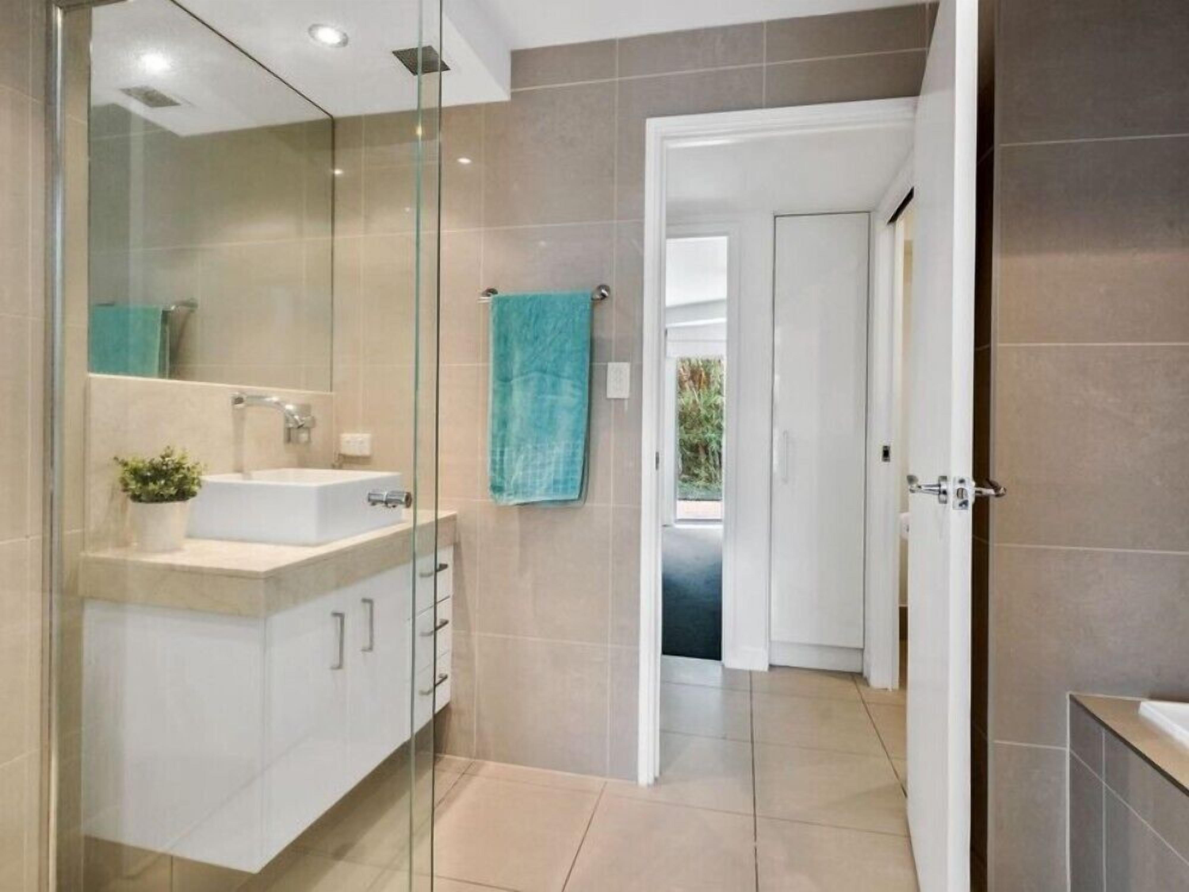 Luxury Townhouse 250m to the Beach