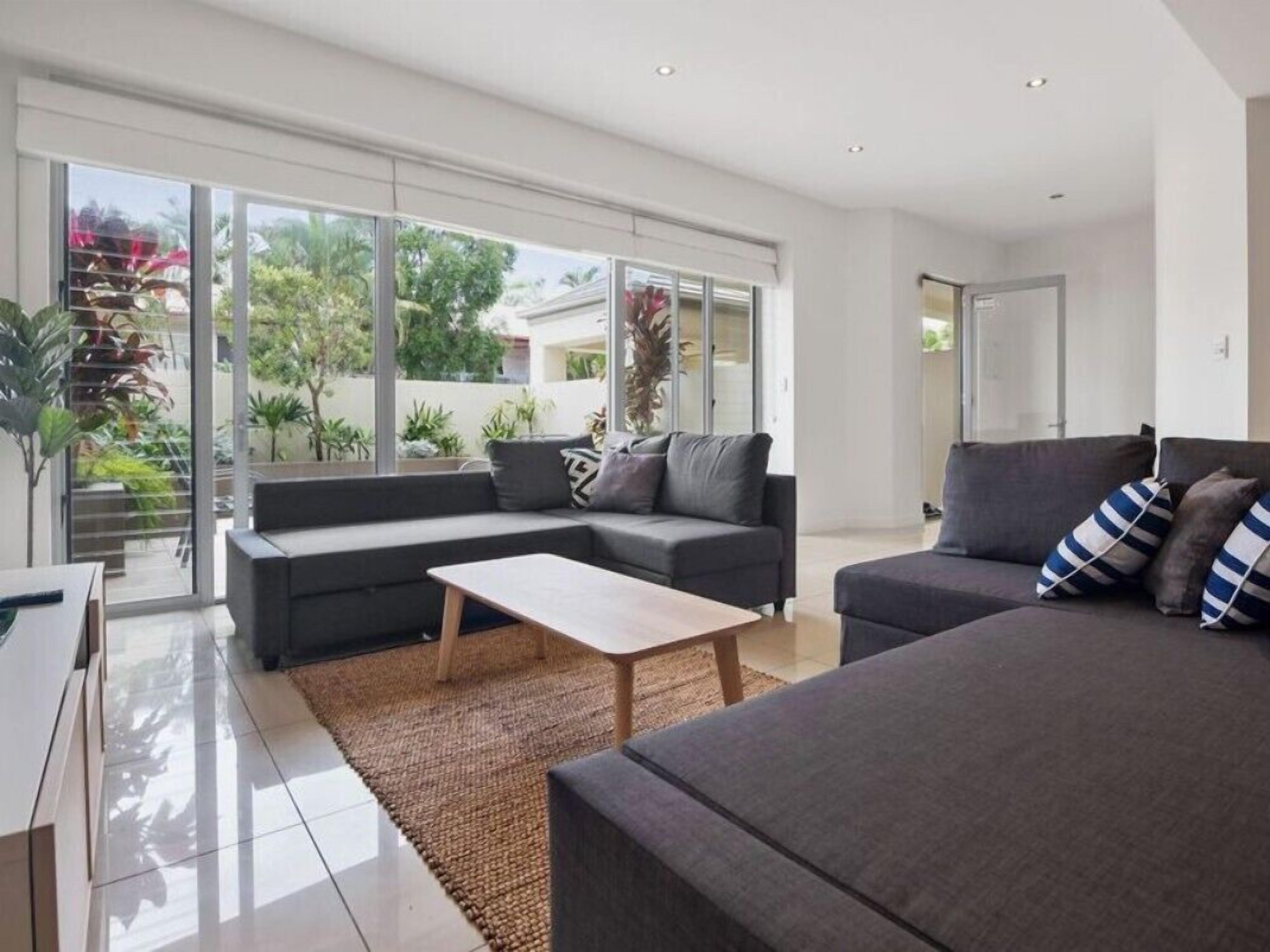 Luxury Townhouse 250m to the Beach