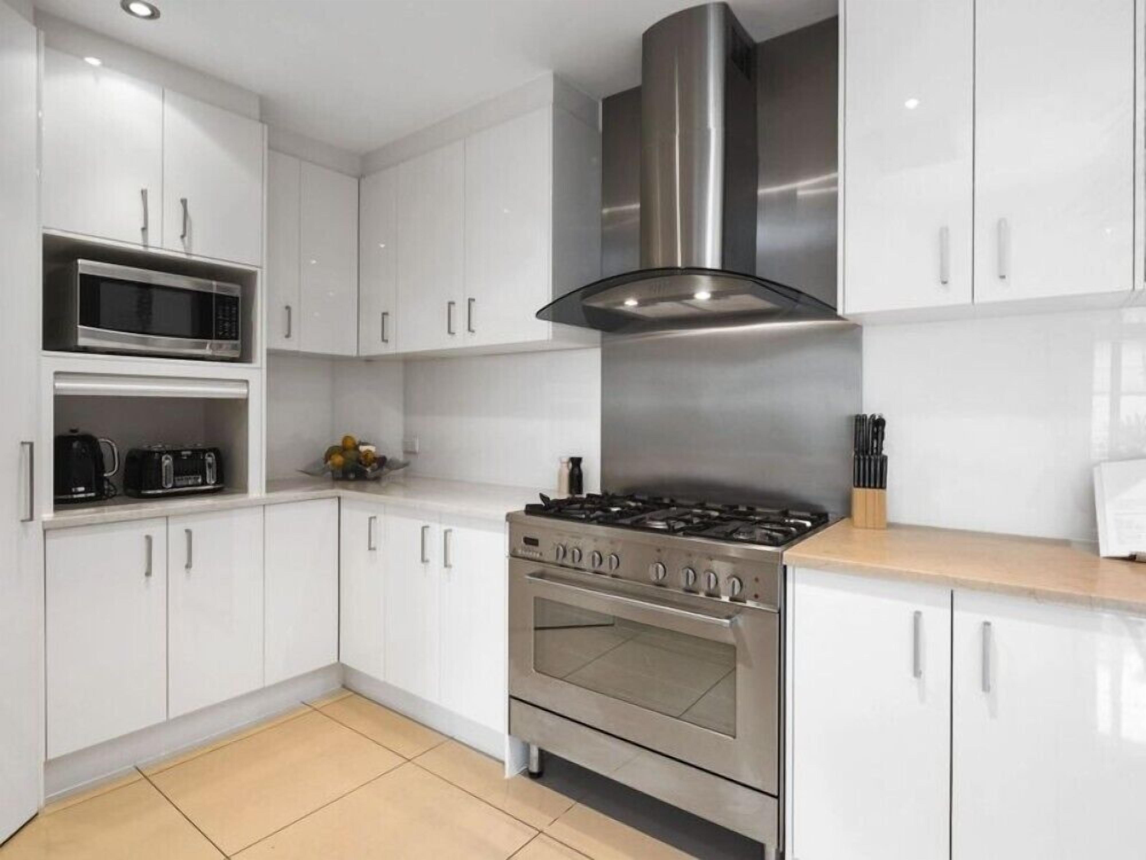 Luxury Townhouse 250m to the Beach