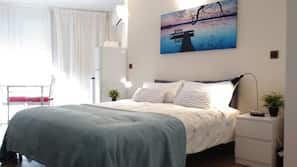 Tabla de planchar con plancha, wifi gratis, ropa de cama