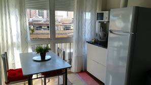 Frigorífico grande, microondas, placa de cocina y cafetera o tetera