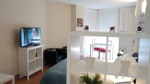 Tabla de planchar con plancha, wifi gratis, ropa de cama