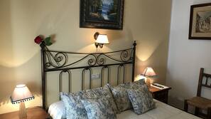 Cortinas opacas, wifi gratis, ropa de cama