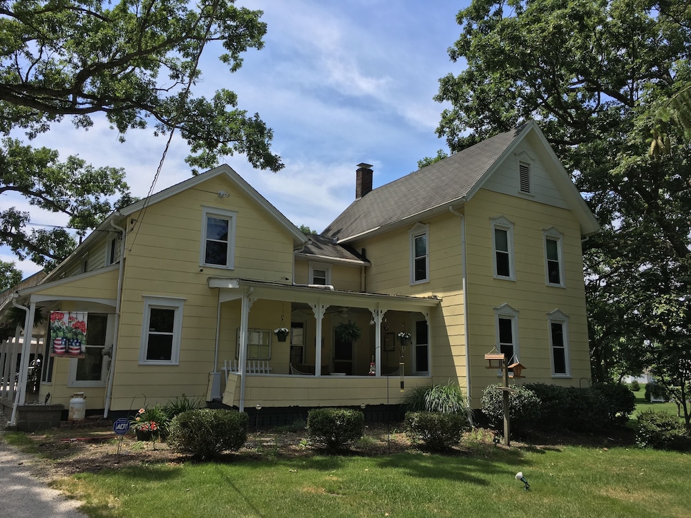 Triple Oak Farm Bed and Breakfast in Akron, United States