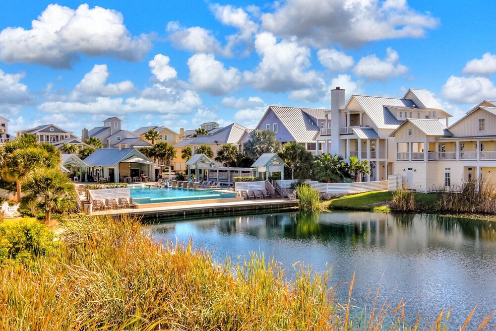 Darling Beach Home on Fishing Lake w/ Access to Cinnamon Shore