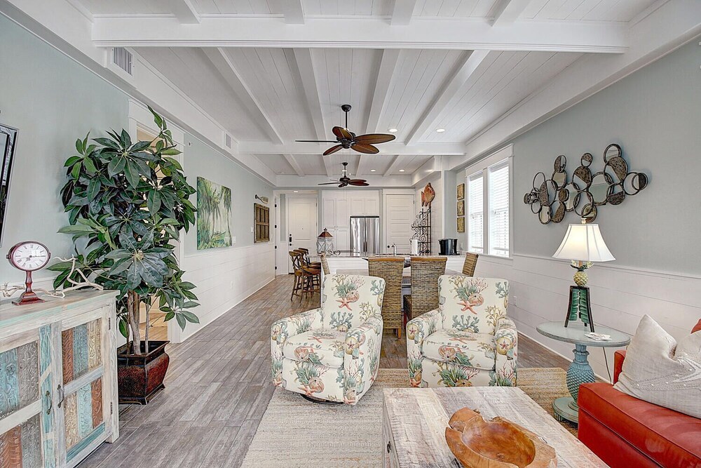 Customized Condo w/ Designer DetailsCinnamon Shore w/ Great Amenities