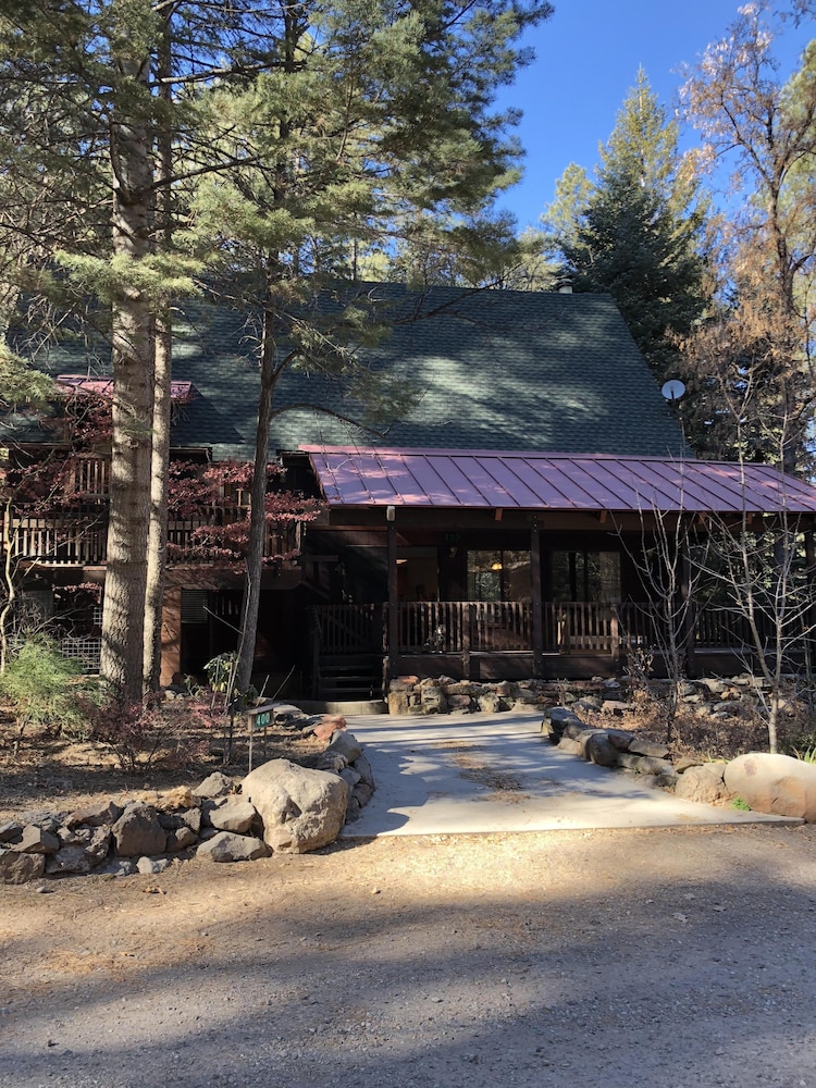 Oak Creek Canyon Cabin Getaway Peaceful Retreat in Sedona Bear