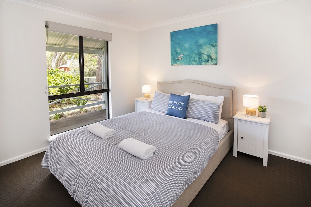 Amazing LOCATION! Only a 2 minute walk to both the beach and heart of