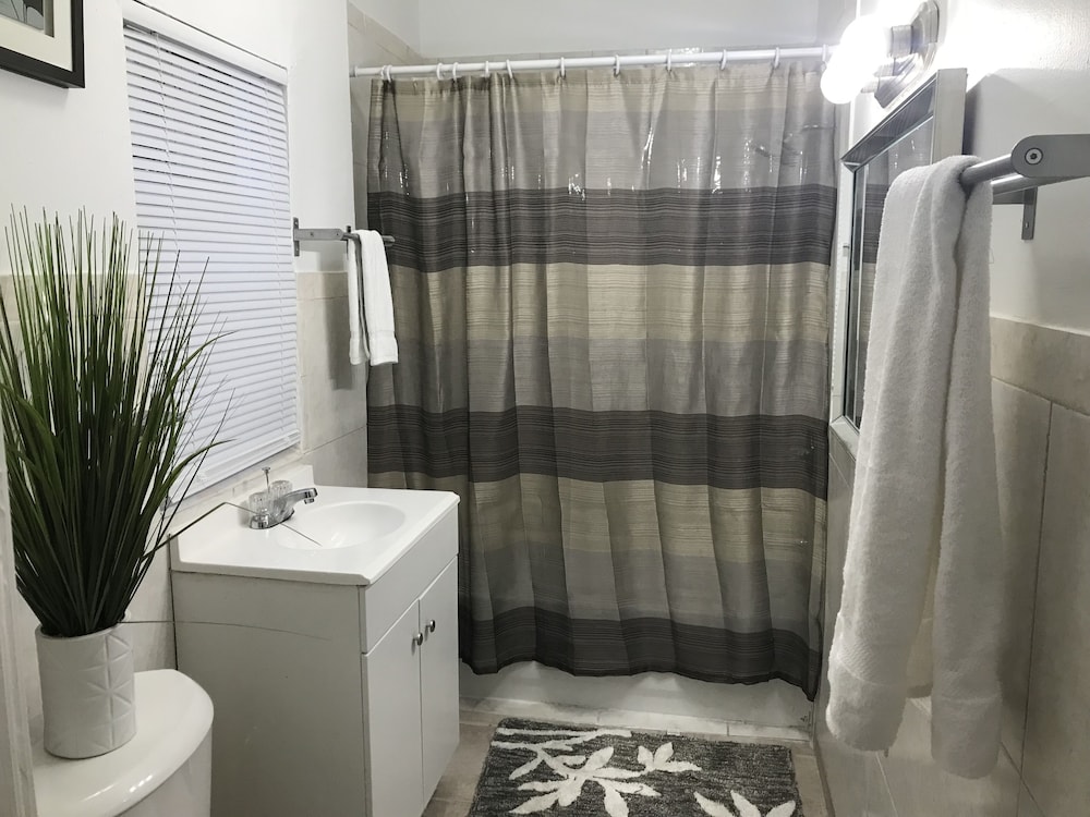 Cozy 4 Bdrm 2Bath Home close to Design District, Wynwood #ArtBasel #MiamiBeach