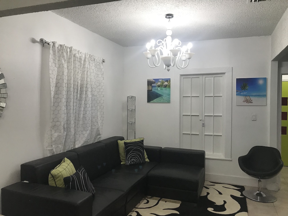 Cozy 4 Bdrm 2Bath Home close to Design District, Wynwood #ArtBasel #MiamiBeach