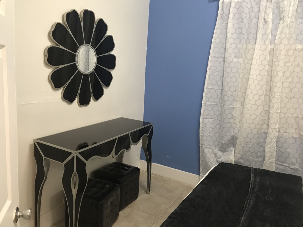 Cozy 4 Bdrm 2Bath Home close to Design District, Wynwood #ArtBasel #MiamiBeach