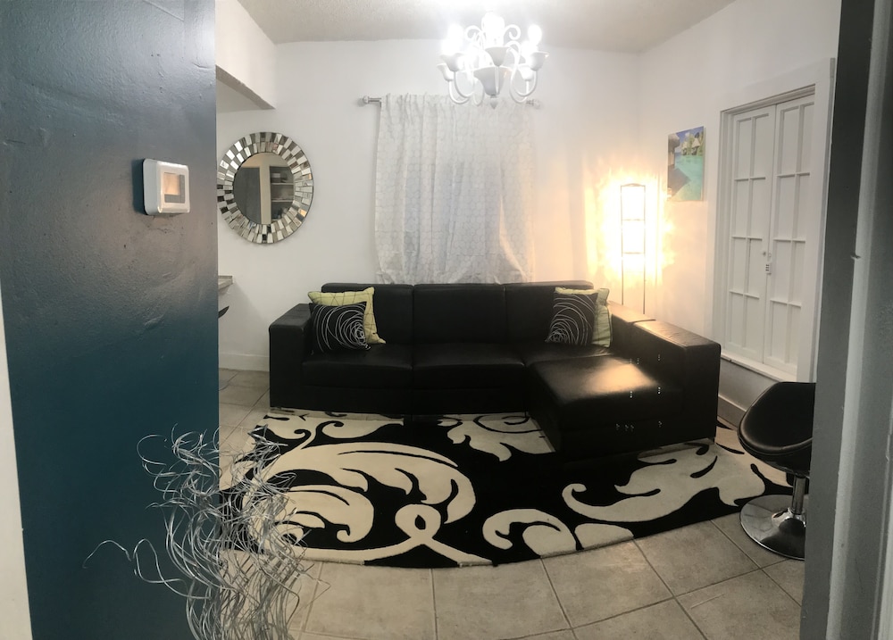 Cozy 4 Bdrm 2Bath Home close to Design District, Wynwood #ArtBasel #MiamiBeach