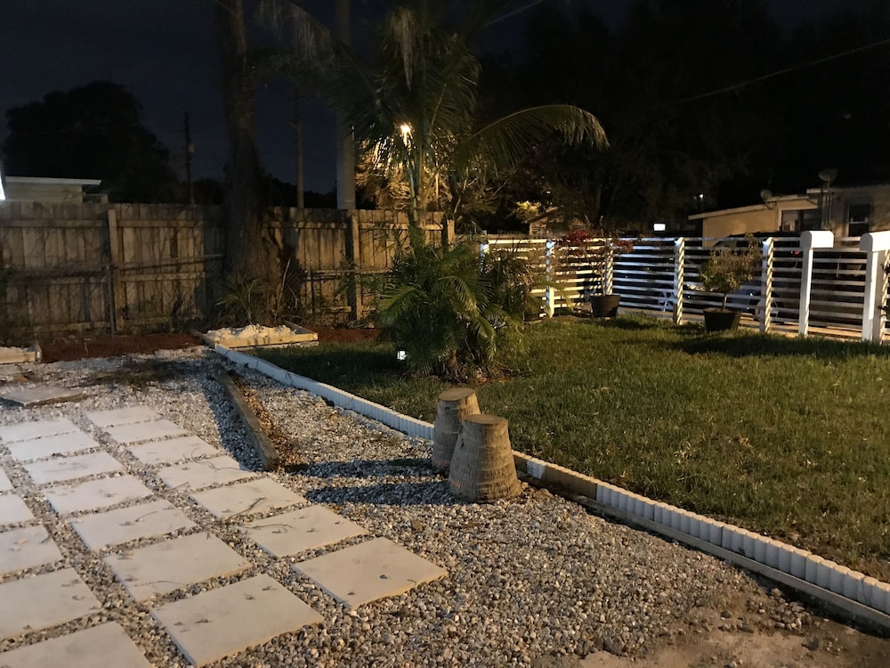 Cozy 4 Bdrm 2Bath Home close to Design District, Wynwood #ArtBasel #MiamiBeach