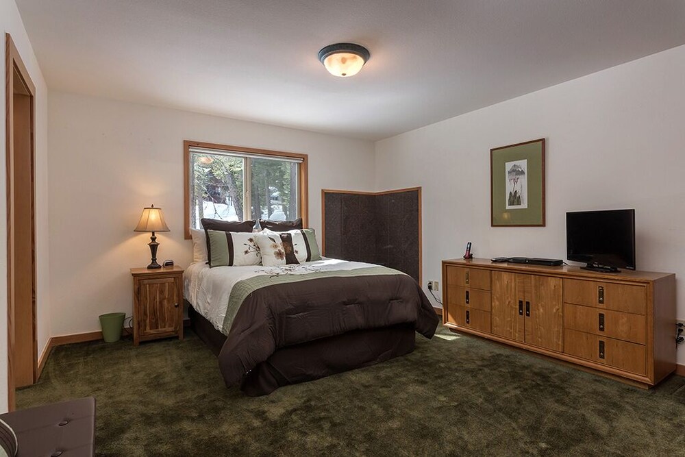 Moline Lovely and Spacious Family Home with Hot Tub near Trails