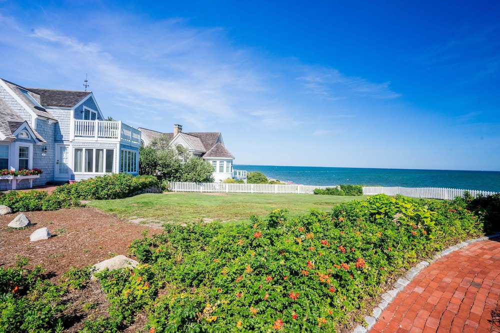 ポンチョ・ケープ 2-IN-1 RESORT CAPE Renovated Nantucket Style 2 Bed/2 Bath Cottage, Steps to