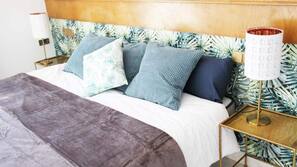 Cortinas opacas, wifi gratis, ropa de cama