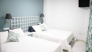 Cortinas opacas, wifi gratis, ropa de cama