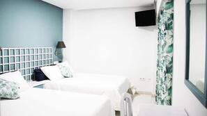 Cortinas opacas, wifi gratis, ropa de cama