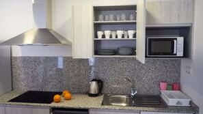 Placa de cocina y utensilios de cocina