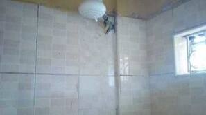 Douche, douche à « effet pluie », articles de toilette gratuits