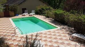 Piscine extérieure, chaises longues