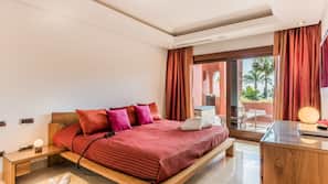 2 bedrooms, in-room safe, desk, blackout curtains