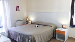 Biancheria da letto di alta qualità, una scrivania