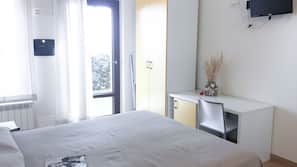 Biancheria da letto di alta qualità, una scrivania